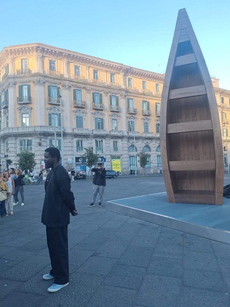 Tre grandi barche, ponte tra l&rsquo;Africa e il Mediterraneo: l&rsquo;installazione di Ibrahim Mahama in Piazza Municipio a Napoli sul valore dell&rsquo;accoglienza
