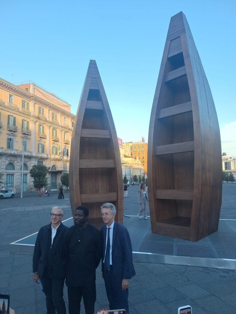 Tre grandi barche, ponte tra l&rsquo;Africa e il Mediterraneo: l&rsquo;installazione di Ibrahim Mahama in Piazza Municipio a Napoli sul valore dell&rsquo;accoglienza