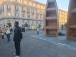 Tre grandi barche, ponte tra l&rsquo;Africa e il Mediterraneo: l&rsquo;installazione di Ibrahim Mahama in Piazza Municipio a Napoli sul valore dell&rsquo;accoglienza