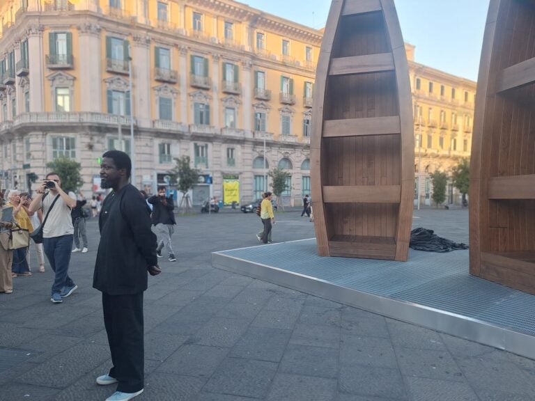 Tre grandi barche, ponte tra l&rsquo;Africa e il Mediterraneo: l&rsquo;installazione di Ibrahim Mahama in Piazza Municipio a Napoli sul valore dell&rsquo;accoglienza