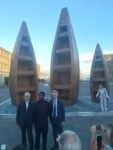 Tre grandi barche, ponte tra l&rsquo;Africa e il Mediterraneo: l&rsquo;installazione di Ibrahim Mahama in Piazza Municipio a Napoli sul valore dell&rsquo;accoglienza