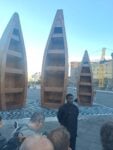 Tre grandi barche, ponte tra l&rsquo;Africa e il Mediterraneo: l&rsquo;installazione di Ibrahim Mahama in Piazza Municipio a Napoli sul valore dell&rsquo;accoglienza
