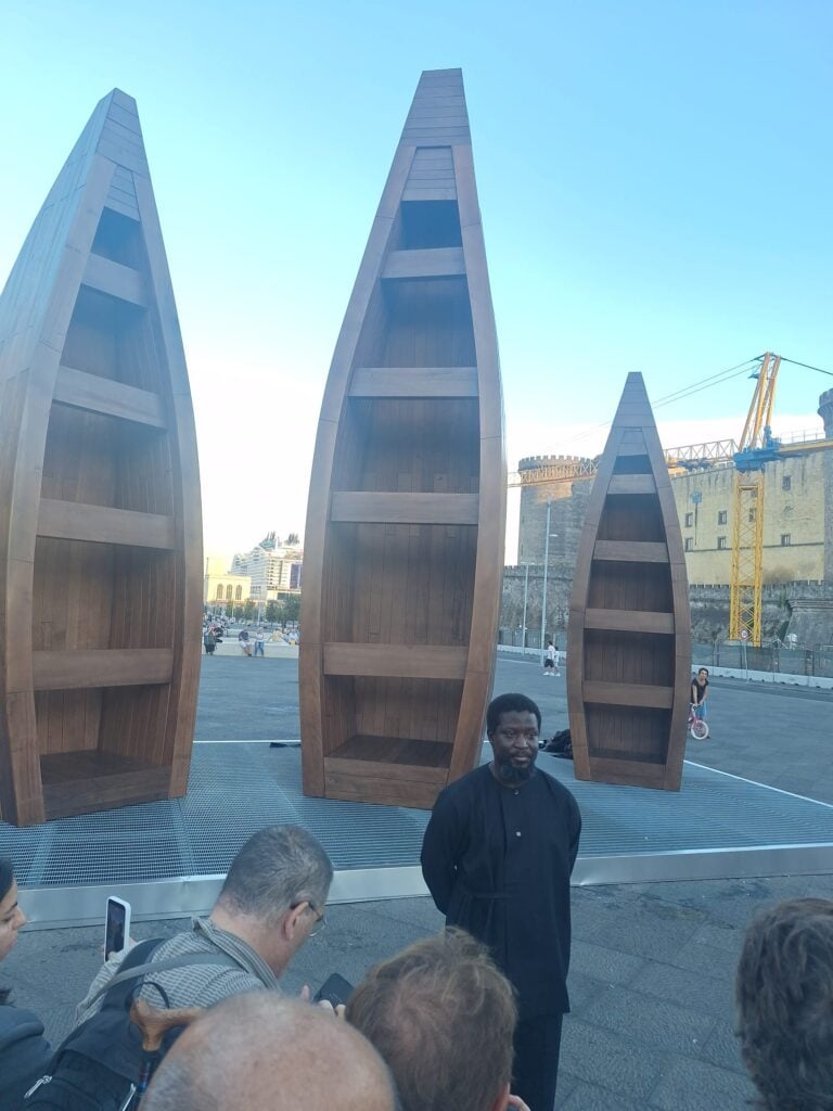 Tre grandi barche, ponte tra l&rsquo;Africa e il Mediterraneo: l&rsquo;installazione di Ibrahim Mahama in Piazza Municipio a Napoli sul valore dell&rsquo;accoglienza