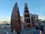 Tre grandi barche, ponte tra l’Africa e il Mediterraneo: l’installazione di Ibrahim Mahama in Piazza Municipio a Napoli sul valore dell’accoglienza