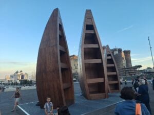 Tre grandi barche, ponte tra l’Africa e il Mediterraneo: l’installazione di Ibrahim Mahama in Piazza Municipio a Napoli sul valore dell’accoglienza