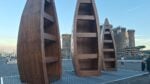 Tre grandi barche, ponte tra l&rsquo;Africa e il Mediterraneo: l&rsquo;installazione di Ibrahim Mahama in Piazza Municipio a Napoli sul valore dell&rsquo;accoglienza