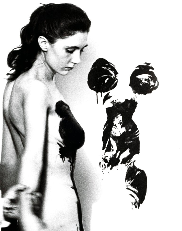 Yves Klein Performance Anthropometry, studio dell'artista 14 rue Campagne - Premi&egrave;re, Parigi, 1960 Getty Research Institute, Los Angeles (2014. R.20). Gift of the Roy Lichtenstein Foundation in memory of Harry Shunk and Janos Kender. ph. Shunk-Kender &copy; J.Paul Getty Trust