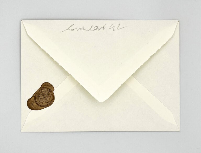 Corrado Levi, ceralacca su busta, 11x16 cm, 2025, (fronte), Courtesy Archivio Corrado Levi