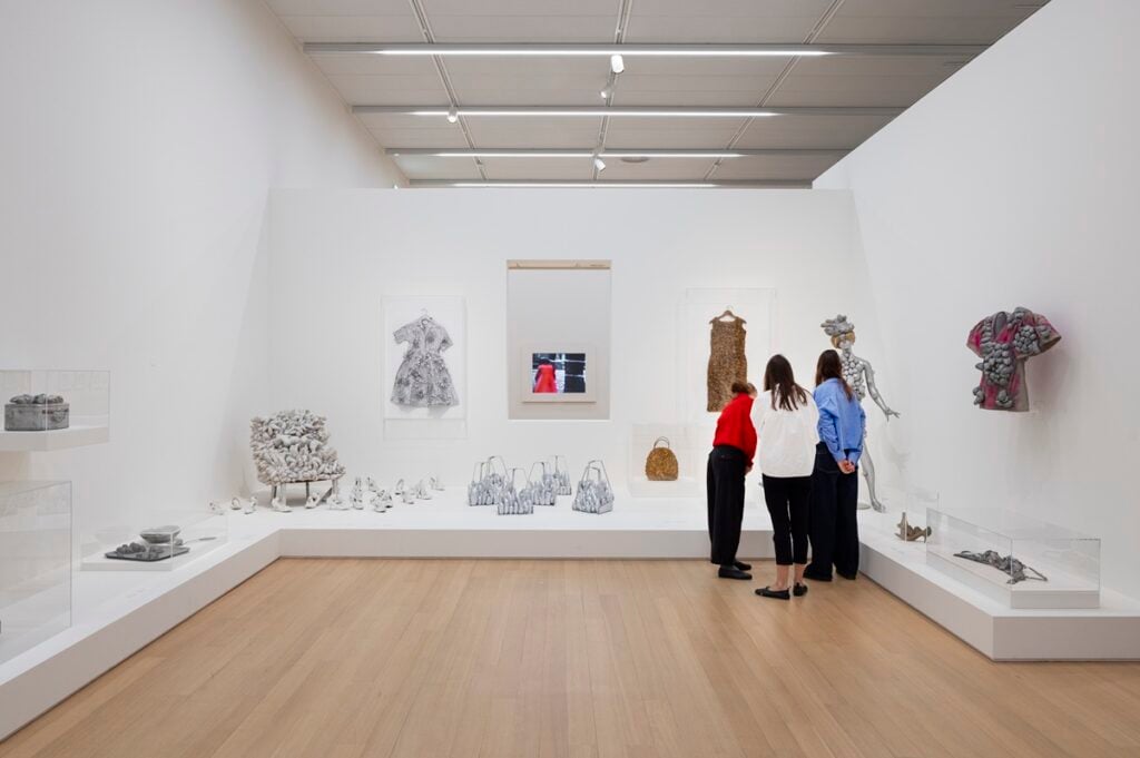 Installation view della mostra Yayoi Kusama, 2026, Stedelijk Museum Amsterdam. Photo Peter Tijhuis © YAYOI KUSAMA