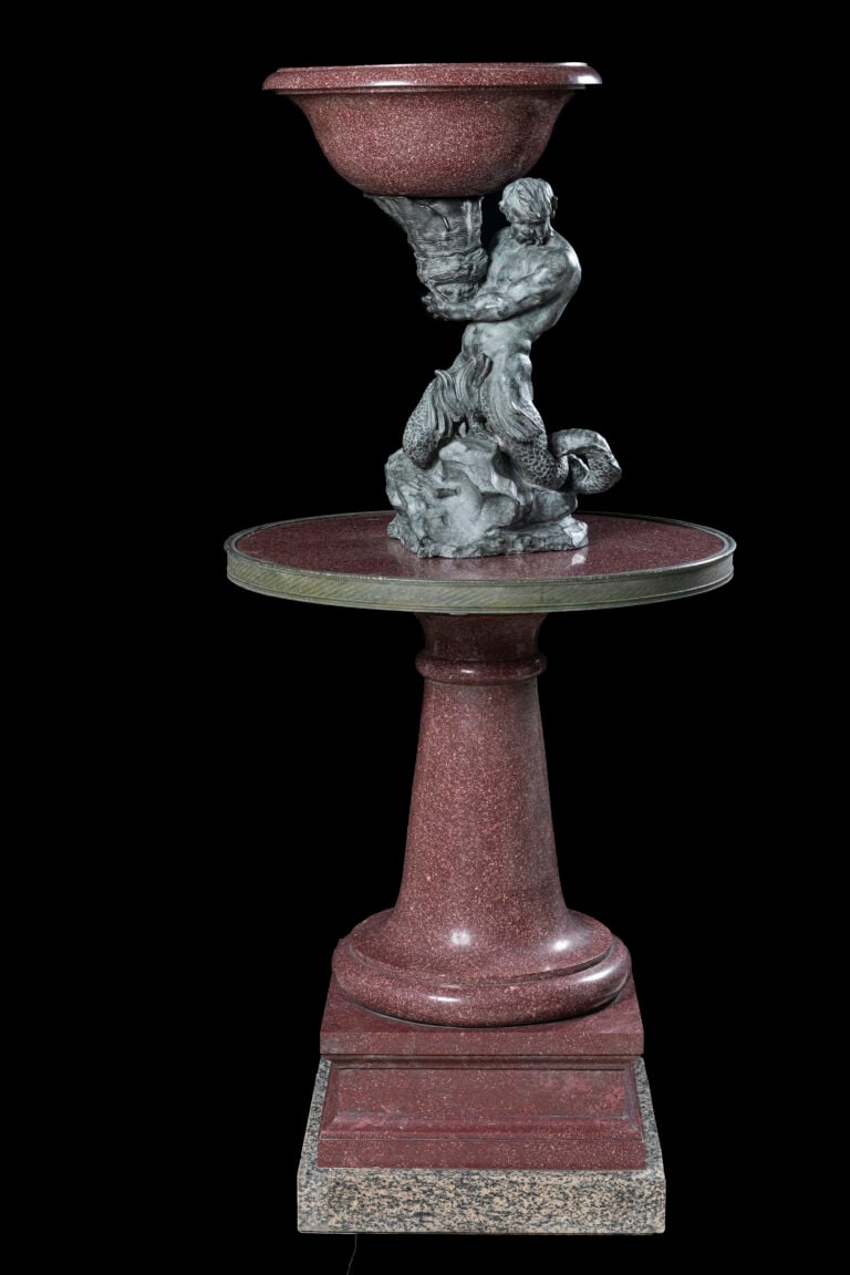 Tavolo tondo con Tritone che sorregge una tazza (Porfido rosso egiziano per il tavolo e la tazza; granito grigio per il plinto; bronzo per il Tritone) &copy;Fondazione Torlonia, Photo Lorenzo De Masi