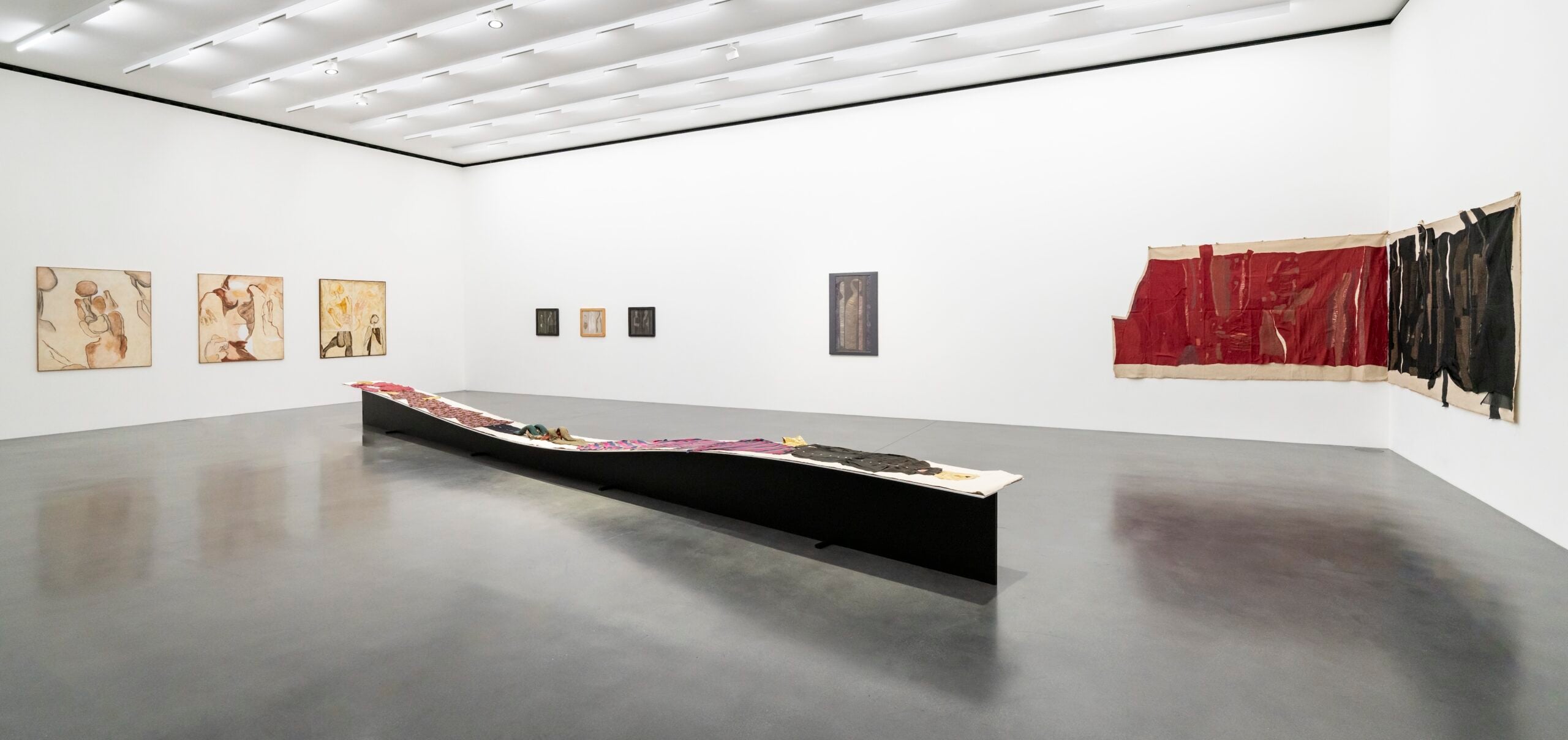 https://www.artribune.com/wp-content/uploads/2026/09/1mariuccia-secol-unraveling-installation-view-muzeum-such-2026-crediti-muzeum-susch-art-stations-foundation-phfederico-sette-scaled.jpg