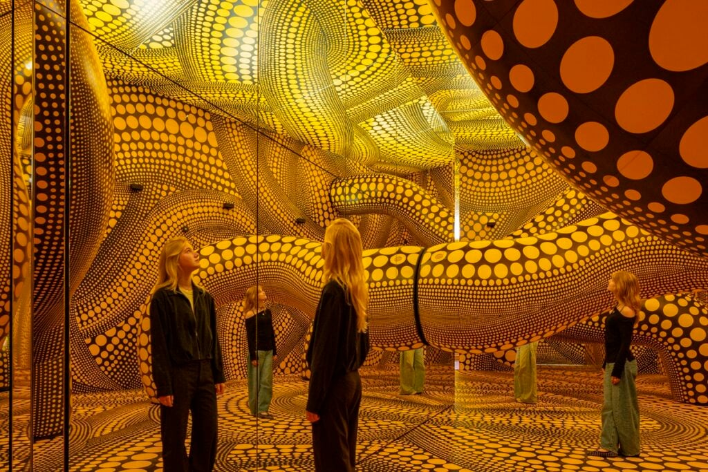 Una delle Infinity Mirrored Room di Yayoi Kusama. The Hope of the Polka Dots Buried in Infinity Will Eternally Cover the Universe, 2025. Mixed media, detail. Photo Peter Tijhuis © YAYOI KUSAMA