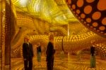 Una delle Infinity Mirrored Room di Yayoi Kusama. The Hope of the Polka Dots Buried in Infinity Will Eternally Cover the Universe, 2025. Mixed media, detail. Photo Peter Tijhuis &copy; YAYOI KUSAMA