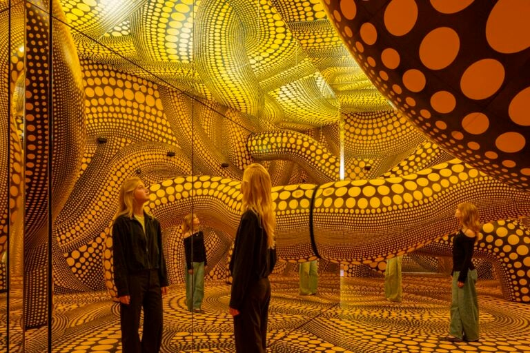 Una delle Infinity Mirrored Room di Yayoi Kusama. The Hope of the Polka Dots Buried in Infinity Will Eternally Cover the Universe, 2025. Mixed media, detail. Photo Peter Tijhuis &copy; YAYOI KUSAMA