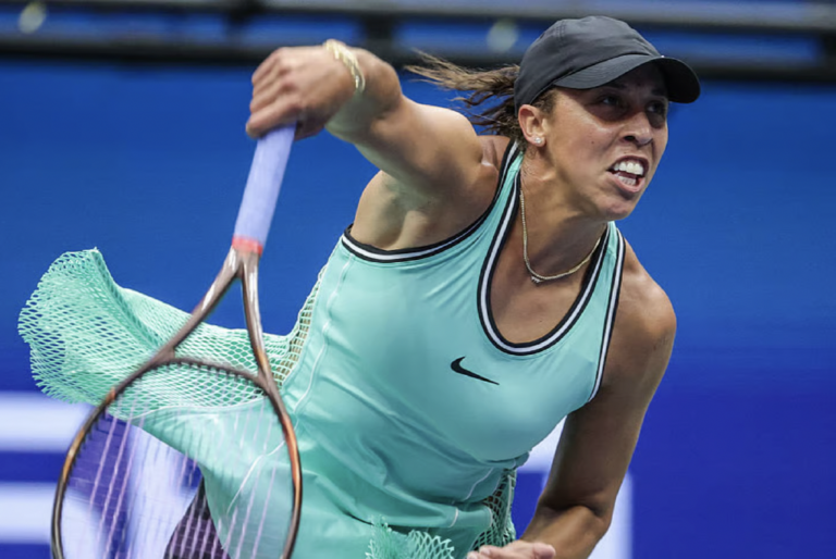 . Madison Keys indossa un tubino color turchese, con pannelli realizzati tessuto a rete