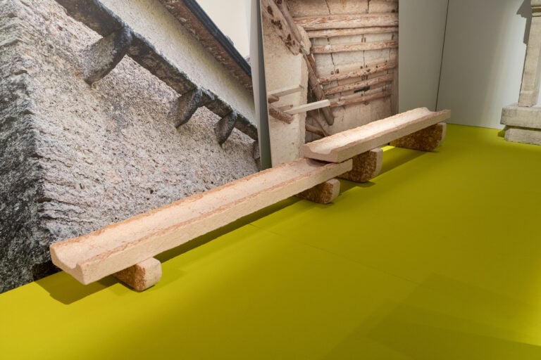 L&rsquo;allestimento della mostra On Stone curata da Space Caviar a Marmomac 2026. Photo EnneviFoto, courtesy Veronafiere