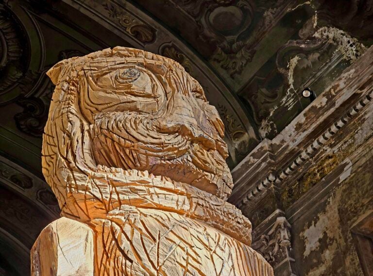 La mostra di Thomas Houseago alla Chiesa di San Vittore e Quaranta Martiri a Milano. Foto di Massimiliano Tonelli