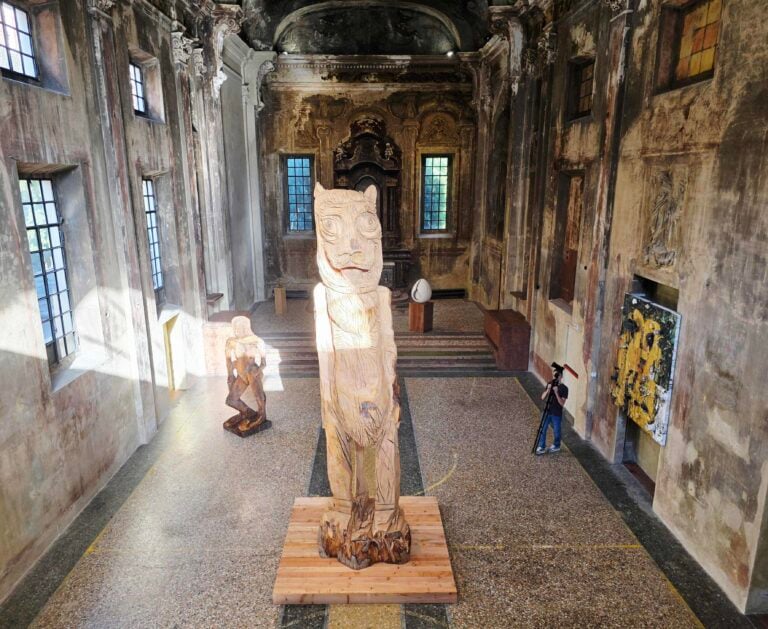 La mostra di Thomas Houseago alla Chiesa di San Vittore e Quaranta Martiri a Milano. Foto di Massimiliano Tonelli