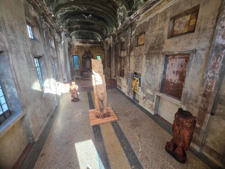 La mostra di Thomas Houseago alla Chiesa di San Vittore e Quaranta Martiri a Milano. Foto di Massimiliano Tonelli
