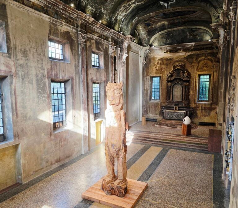 La mostra di Thomas Houseago alla Chiesa di San Vittore e Quaranta Martiri a Milano. Foto di Massimiliano Tonelli