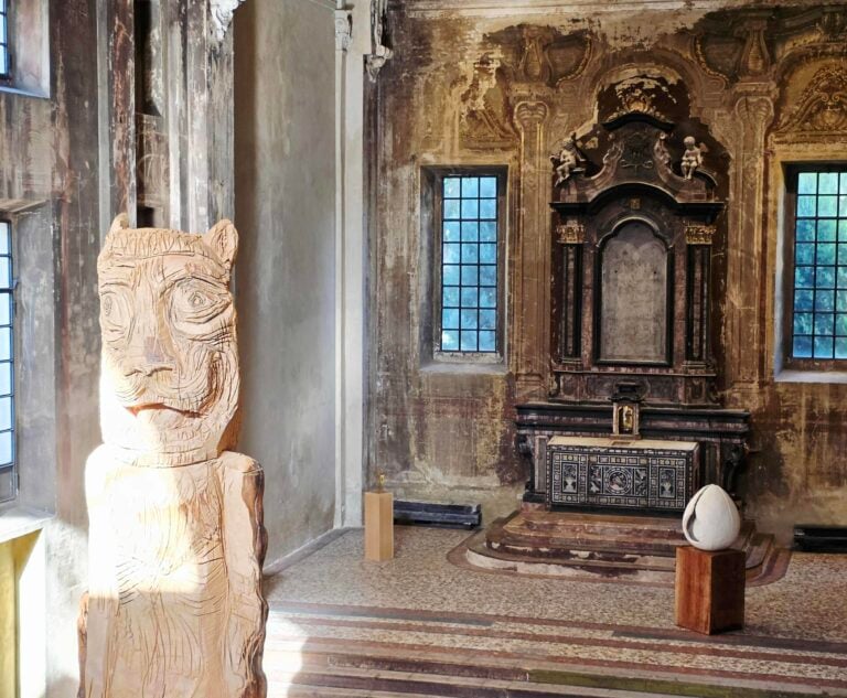 La mostra di Thomas Houseago alla Chiesa di San Vittore e Quaranta Martiri a Milano. Foto di Massimiliano Tonelli