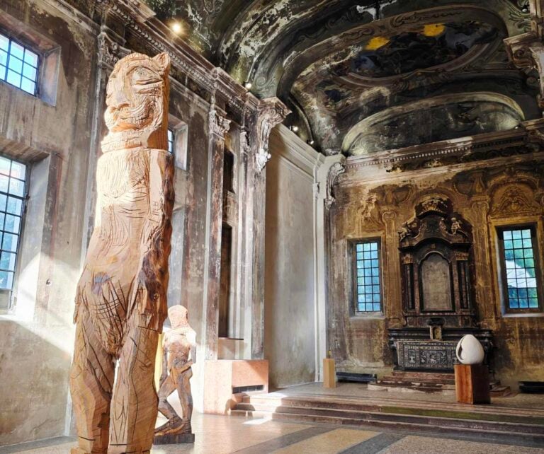 La mostra di Thomas Houseago alla Chiesa di San Vittore e Quaranta Martiri a Milano. Foto di Massimiliano Tonelli