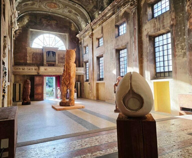 La mostra di Thomas Houseago alla Chiesa di San Vittore e Quaranta Martiri a Milano. Foto di Massimiliano Tonelli