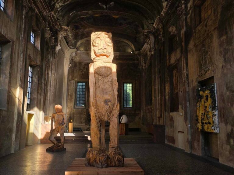 La mostra di Thomas Houseago alla Chiesa di San Vittore e Quaranta Martiri a Milano. Foto di Massimiliano Tonelli