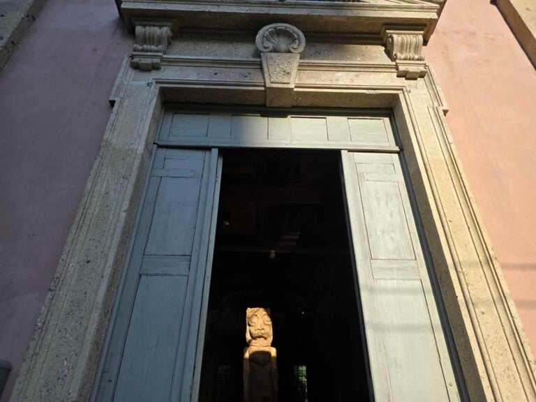 La mostra di Thomas Houseago alla Chiesa di San Vittore e Quaranta Martiri a Milano. Foto di Massimiliano Tonelli