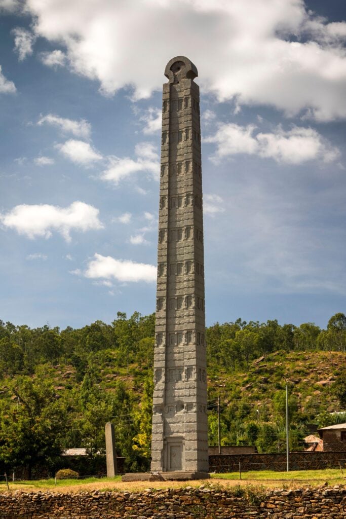Foto Stele di Axum, Ethiopia, Tigray, Axum (Aksum), Stelae Park, 25m high Roman Stele, stolen by Italy during colonial occupation returned in 2005 , monumento, arte pubblica