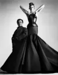 Azzedine Ala&iuml;a con una delle sue creazioni. Ph: Patrick Demarchelier