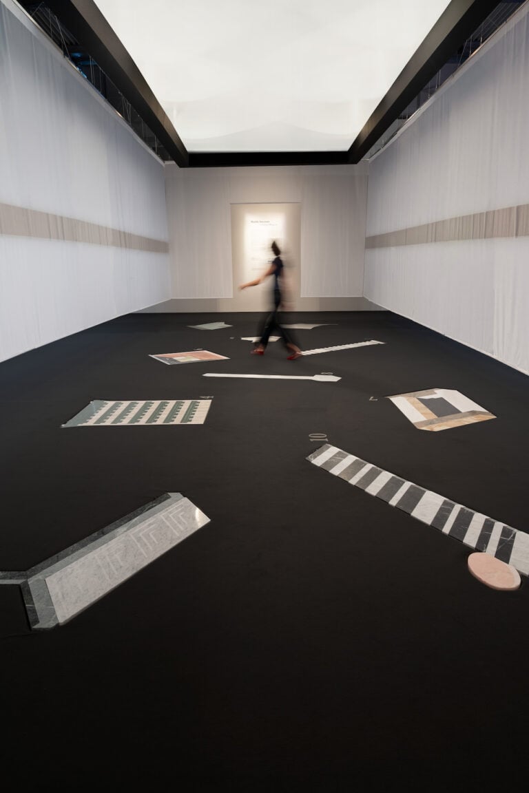 L&rsquo;allestimento della mostra Marble Interiors a cura di Davide Fabio Colaci a Marmomac 2026. Photo EnneviFoto, courtesy Veronafiere