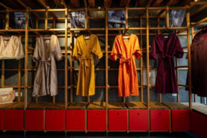 Arriva il nuovo numero della newsletter TAILOR. Dal carcere che diventa atelier ai segreti di un naso d’autore. Sempre tra arte e moda