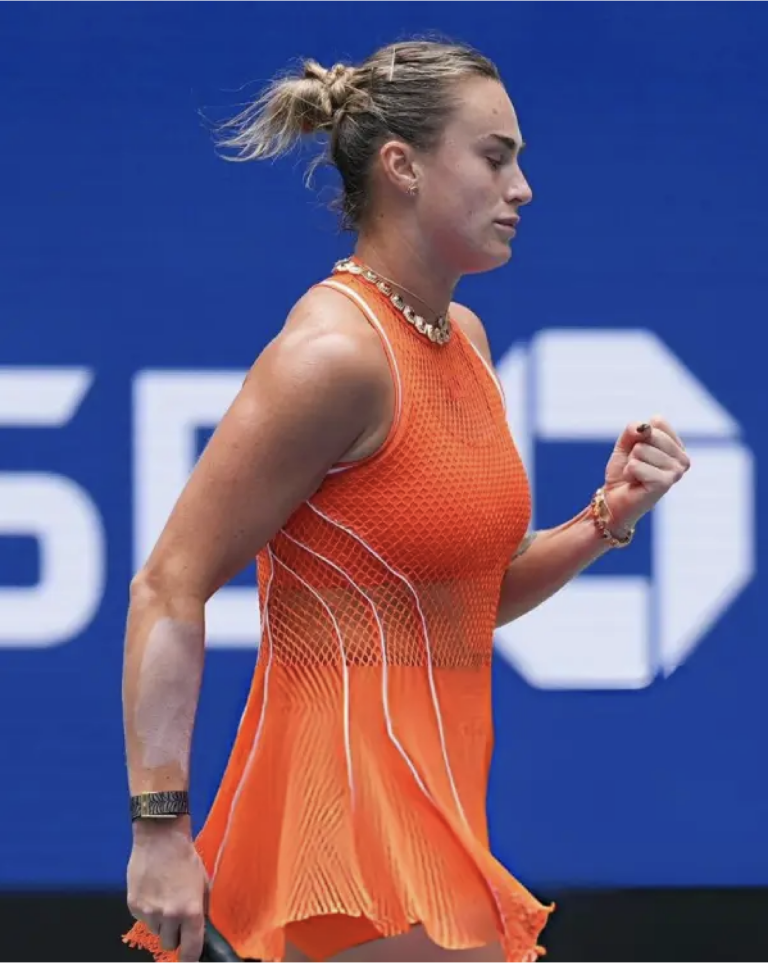 Aryna Sabalenka con abito a rete e pietre preziose agli US Open 2026
