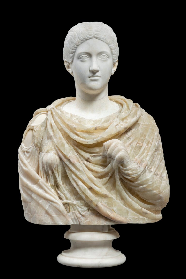 Testa ritratto muliebre moderna su busto panneggiato, cd. Plautilla (Marmo greco per la testa; italico (?) per la parte di restauro del collo e del petto; alabastro orientale per il busto.) ©Fondazione Torlonia, Photo Lorenzo De Masi