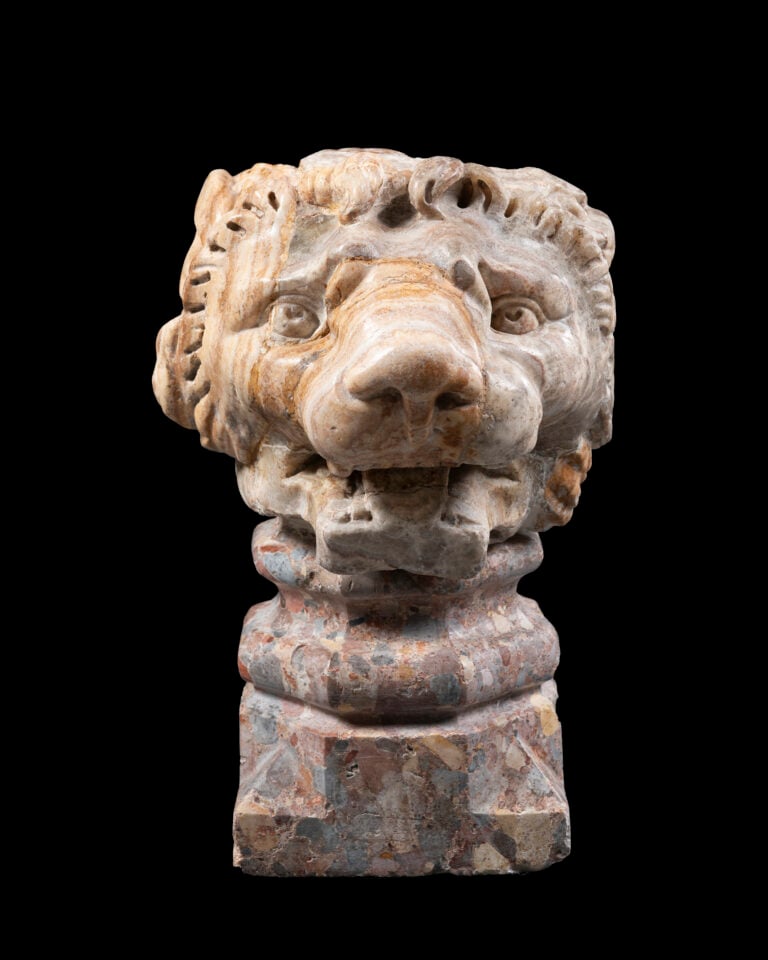 Testa di leone, frammento di trapezoforo, (Alabastro orientale per la testa; breccia tranquillina per il peduccio) ©Fondazione Torlonia, Photo Lorenzo De Masi