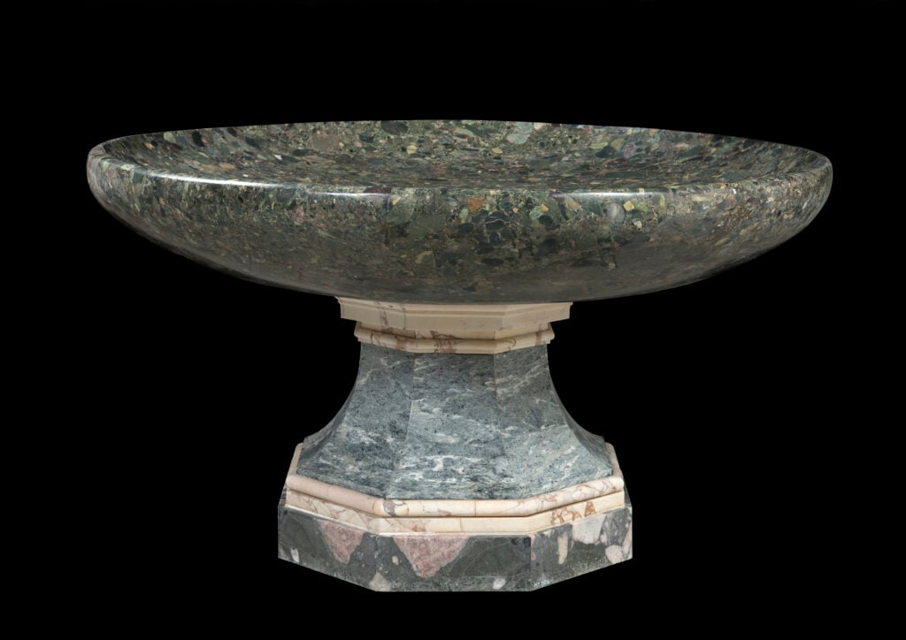 Vasca in breccia verde egiziana su piede moderno, cd. Tazza Medici , (Alabastro orientale per la testa; breccia tranquillina per il peduccio) ©Fondazione Torlonia, Photo Lorenzo de Masi