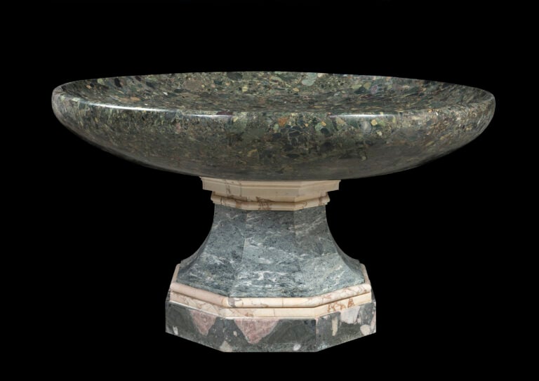Vasca in breccia verde egiziana su piede moderno, cd. Tazza Medici , (Alabastro orientale per la testa; breccia tranquillina per il peduccio) ©Fondazione Torlonia, Photo Lorenzo de Masi