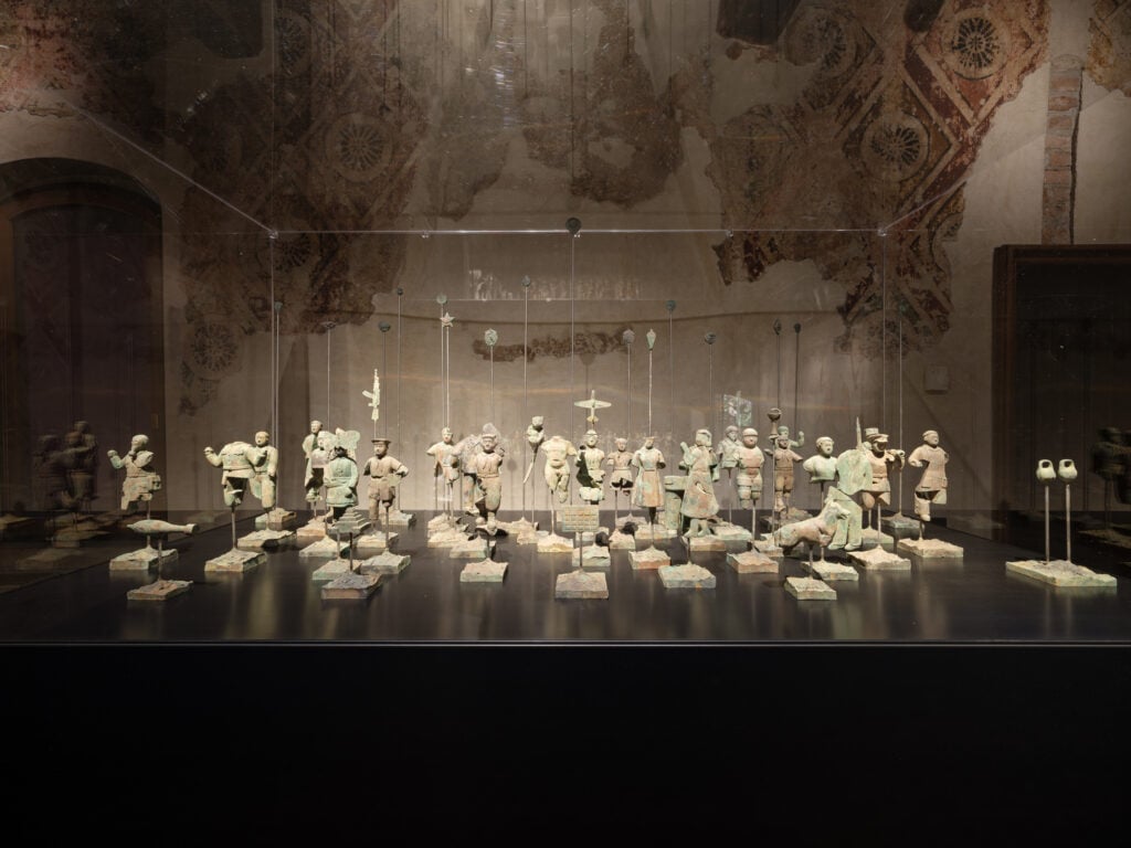 Grisha Bruskin, L'universo sul tavolo (2001-2003), installation view. Photo Andrea Avezzù