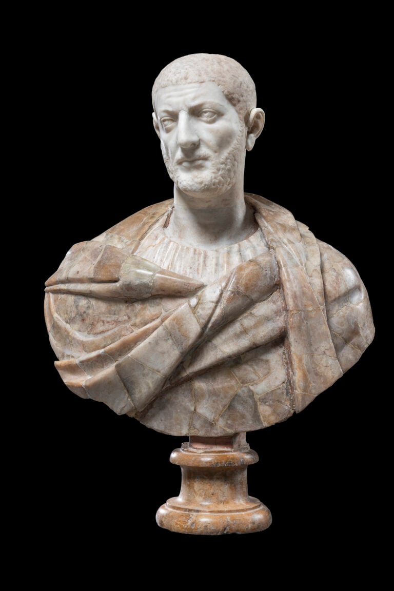 Testa ritratto virile su busto moderno, cd. Carino (Marmo greco nella testa e nella parte alta del collo; alabastro nel resto del collo e nella tunica; alabastro in varie porzioni (su base di peperino) nel mantello) ©Fondazione Torlonia. Photo Lorenzo De Masi