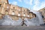 Papa Leone ha inaugurato in Vaticano una gigantesca installazione d’arte contemporanea. Il video