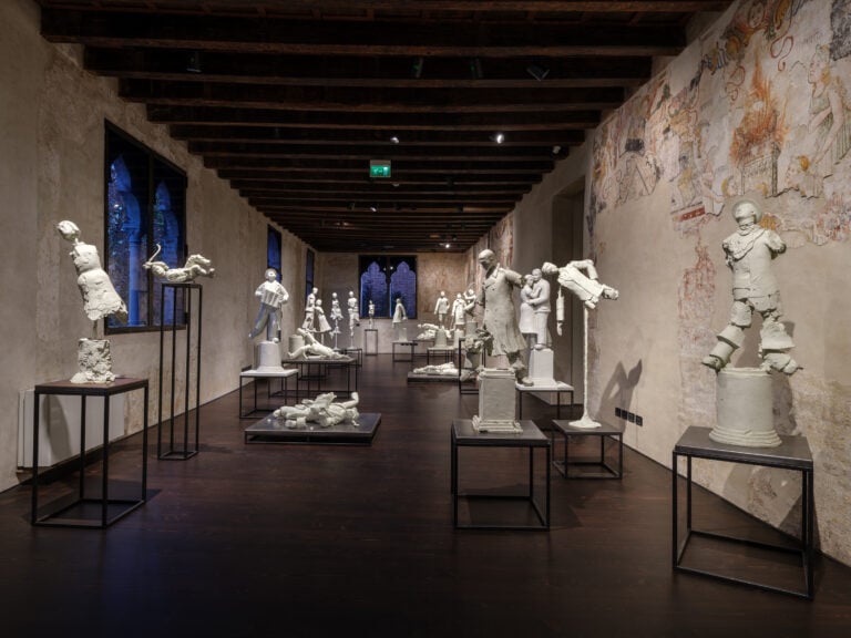 Grisha Bruskin, In bilico (2001-2003), installation view, credit Andrea Avezz&ugrave;