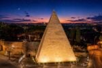 A Roma torna visitabile la Piramide Cestia (gratis e pure di notte)