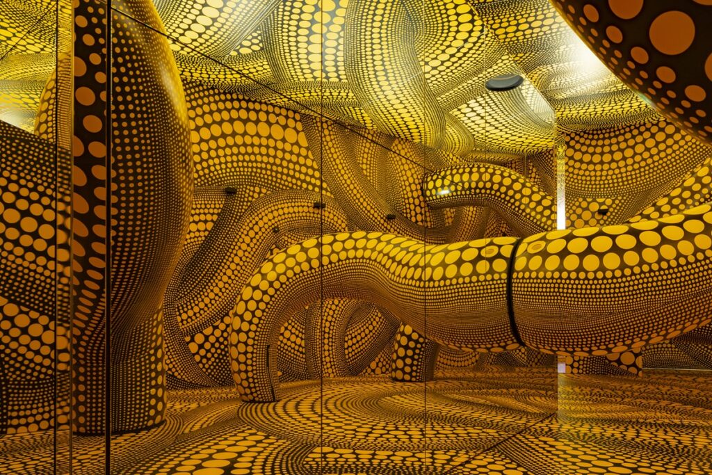 Ha finalmente aperto la grande mostra di Yayoi Kusama ad Amsterdam. Tutte le foto
