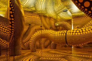 Ha finalmente aperto la grande mostra di Yayoi Kusama ad Amsterdam. Tutte le foto