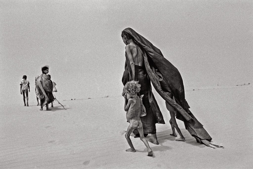Sebastião Salgado, Nomadi in cerca di rifugio, regione del lago Faguibine, Mali, 1985. Collezione MEP, Parigi. © Sebastião Salgado