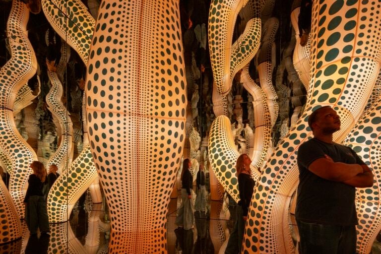 Una delle Infinity Mirrored Room di Yayoi Kusama. The Hope of the Polka Dots Buried in Infinity Will Eternally Cover the Universe, 2025. Mixed media, detail. Photo Peter Tijhuis &copy; YAYOI KUSAMA