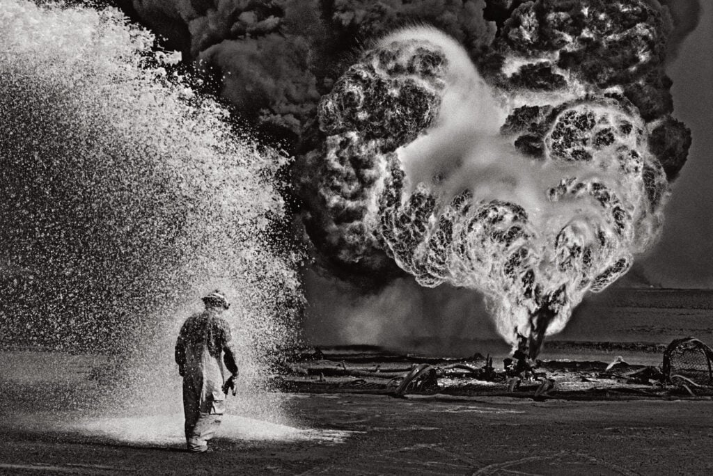 Sebastião Salgado, Lotta contro l'incendio dei pozzi, giacimento petrolifero di Greater Burhan, Kuwait, 1991. Collezione MEP, Parigi. © Sebastião Salgado