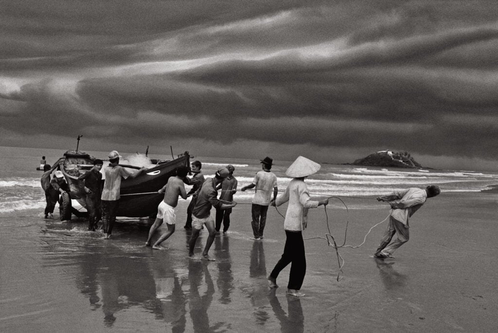 Sebastião Salgado, Spiaggia di Vung Tau, porto di pescatori e località balneare da cui è partita la maggior parte dei boat people, Vietnam, 1995. Collezione MEP, Parigi. © Sebastião Salgado