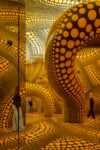 Una delle Infinity Mirrored Room di Yayoi Kusama. The Hope of the Polka Dots Buried in Infinity Will Eternally Cover the Universe, 2025. Mixed media, detail. Photo Peter Tijhuis &copy; YAYOI KUSAMA